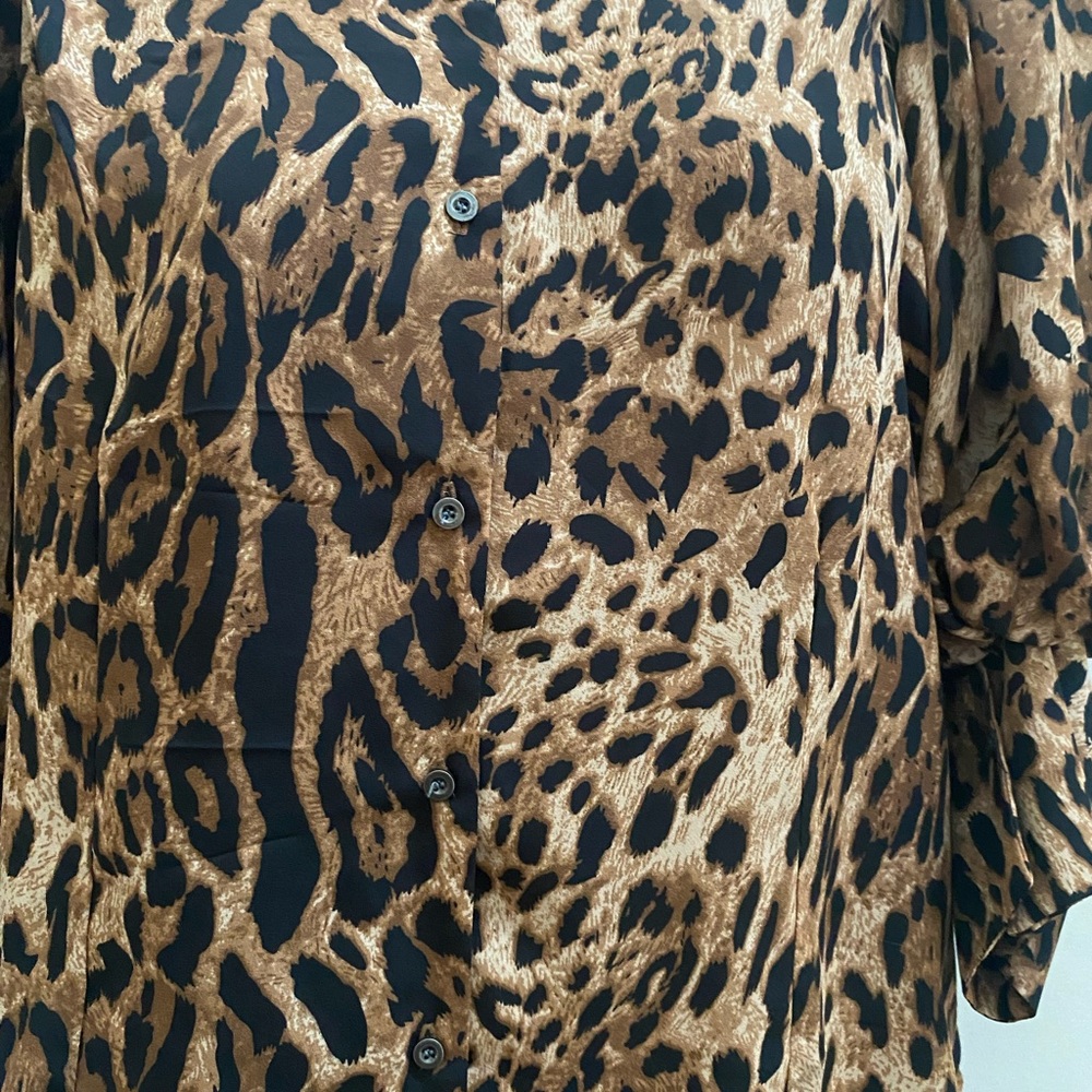 NWOT PLUS SIZE  2X 🐆 LEOPARD PULLOVER BLOUSE.. buttons to back. - Picture 7 of 9